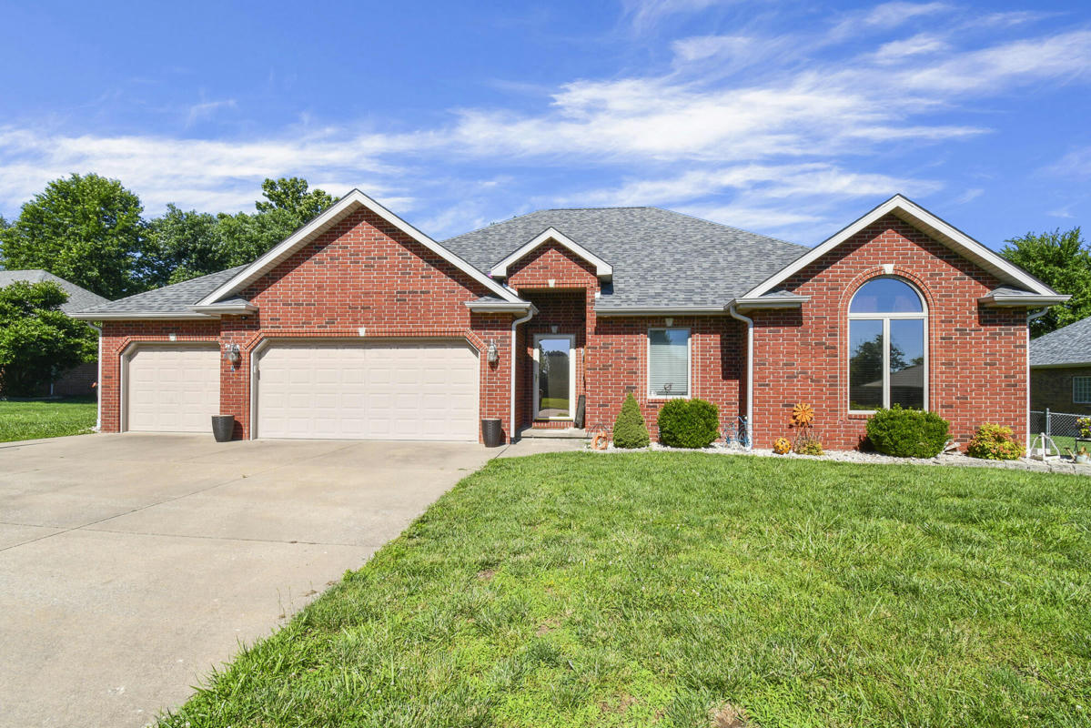 1685 S HEDGEWOOD DR, BOLIVAR, MO 65613, photo 1 of 50